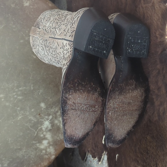 CORRAL G1388 ladies floral cut-out leather snip toe cowgirl boots sz8.5 like new - Picture 15 of 16